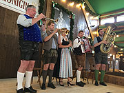 traditionell die Musik im neuen Zelt "Zur Sch&ouml;nheitsk&ouml;nigin" auf der Oidn Wiesn auf dem Oktoberfest 2017 (&copy;Foto: Martin Schmitz)